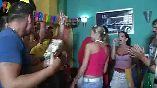 চর্মসার শ্যামাঙ্গিনী ...