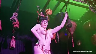 প্রশস্ত ব্রেস্টেড হট ...